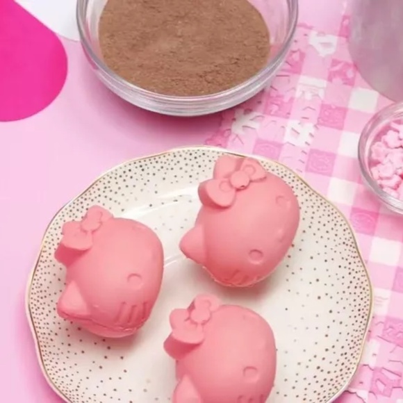 Hello-Kitty by Sanrio Make Your Own Hot Cocoa Chocolate Bombs Set Silicone Molds - Picture 2 of 2